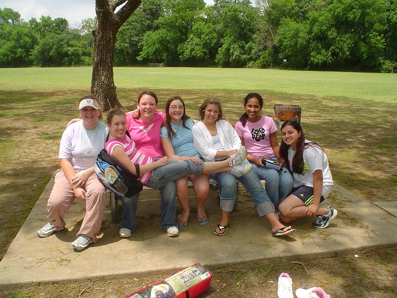 DSC01397.JPG - 2004 - Heritage MS Picnic - Sarah, Paige, Stephanie, Mellisa, Courtney, Stephanie & Kathryn