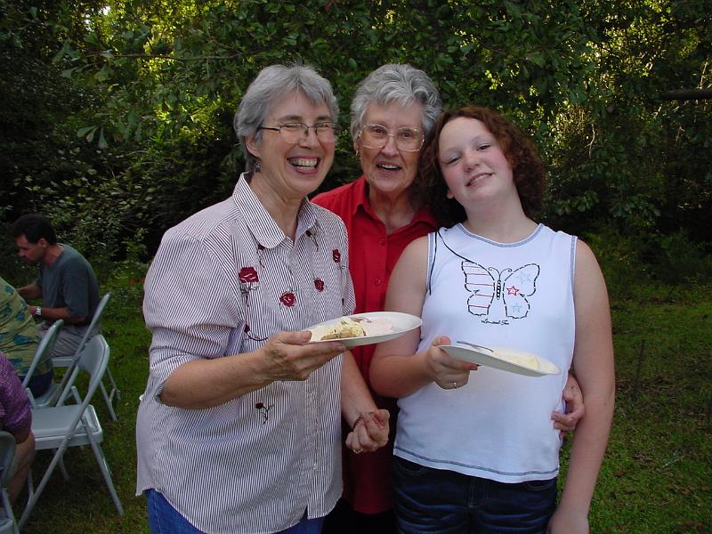 DSC06669.JPG - 2002 - Aunt Nancy's Birthday, Wynndale, MS - Aunt Linda, Grandma & Stephanie